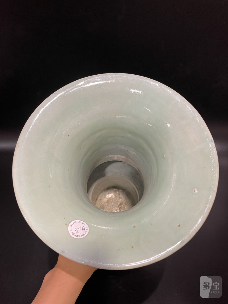 清乾隆 豆青釉浮雕缠枝莲纹花觚 - 图10